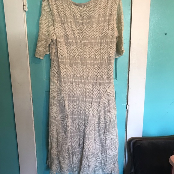 Flattering Lace Dress - Picture 6 of 7